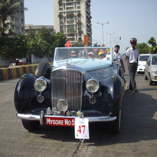 Indian_maharajah_era_Vintage_Rolls_Royce_at_Mumbai_Vintage_car_rally-2010