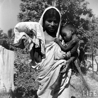 Starving-Mother-and-Child-bengal-1943