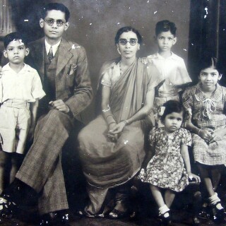 Vintage-Photograph-of-an-Indian-Family