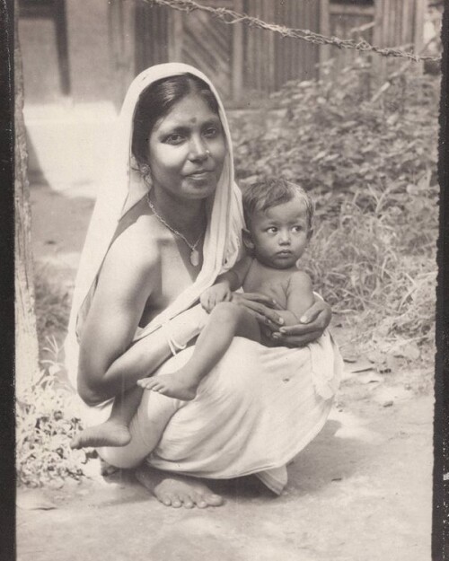 Women_in_Sari_holding_a_child_-_Vintage_Photograph_India_1940s.jpg