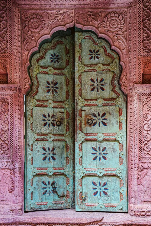 free-photo-of-vintage-doors-in-building-in-india.jpeg