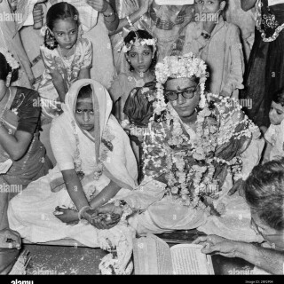 old-vintage-1900s-black-and-white-picture-of-indian-wedding-marriage-ceremony-bride-bridegroom-india-2RF2P04