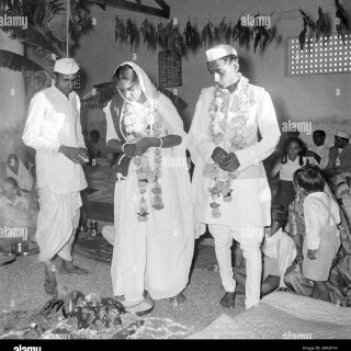 old-vintage-1900s-black-and-white-picture-of-indian-wedding-marriage-ceremony-bride-bridegroom-india-2RF2P1H