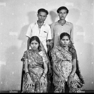 old-vintage-1900s-black-and-white-studio-portrait-of-indian-family-two-brothers-with-their-wives-india-1940s-2RF2P0F