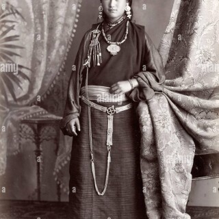 vintage-19th-century-photograph-bhutia-girl-the-bhutia-constitute-a-majority-of-the-population-of-bhutan-where-they-live-mainly-in-the-western-and-central-regions-of-the-country-and-form-min_0006