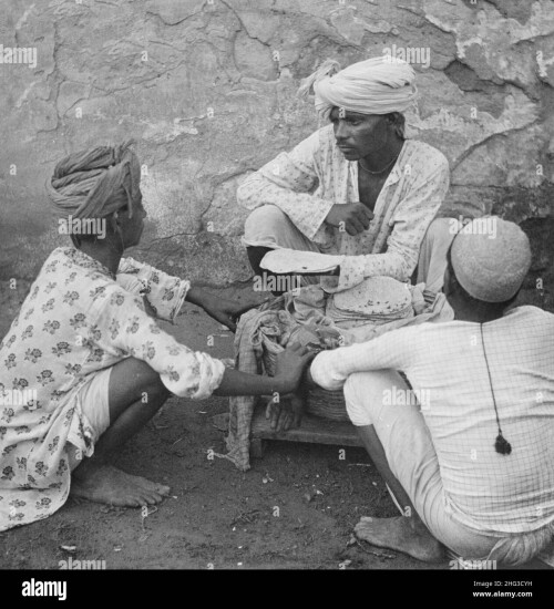 vintage-photo-of-indian-men-a-bread-wallah-jeypore-india-1905-2HG3CYH.jpg
